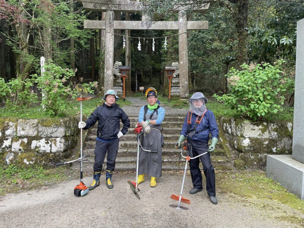 二岡神社の環境を守る「御殿場ヒメボタルの会」
